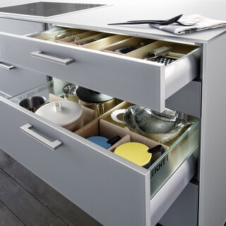 Mit dem Grauton der Küchenfronten harmoniert die Innenorganisation der Schubkästen und Auszüge aus massivem Buchenholz besonders schön. Mit dem Grauton der Küchenfronten harmoniert die Innenorganisation der Schubkästen und Auszüge aus massivem Buchenholz besonders schön.