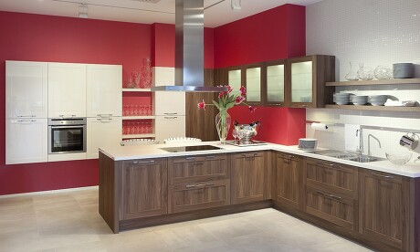 Rot und Weiß verhelfen diesem Küchendesign zu einer schönen Raumgestaltung. Rot und Weiß verhelfen diesem Küchendesign zu einer schönen Raumgestaltung.