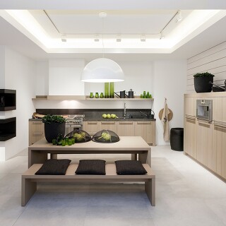 Puristische Wohnküche mit sägerauer Eichenfront Puristische Wohnküche mit sägerauer Eichenfront