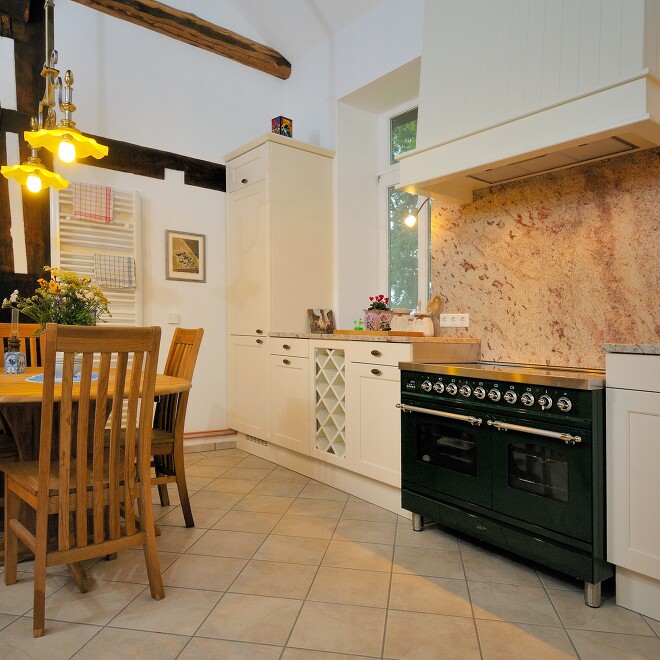 Nostalgischer Rangecooker als Einbauherd in der klassischen Landhausküche Nostalgischer Rangecooker als Einbauherd in der klassischen Landhausküche