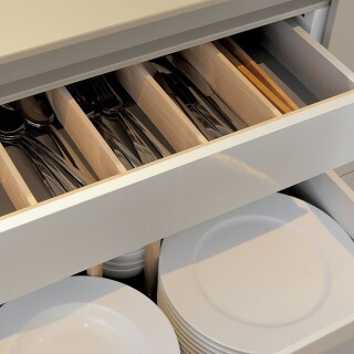 Schubladeneinsätze und -höhen gibt es in modernen Küchen für jedes Geschirrteil Schubladeneinsätze und -höhen gibt es in modernen Küchen für jedes Geschirrteil