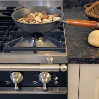 Moderne Herde besitzen eine Inbetriebnahmesperre. So schützen Sie Kinder davor, sich unbeabsichtigt weh zu tun. Moderne Herde besitzen eine Inbetriebnahmesperre. So schützen Sie Kinder davor, sich unbeabsichtigt weh zu tun.