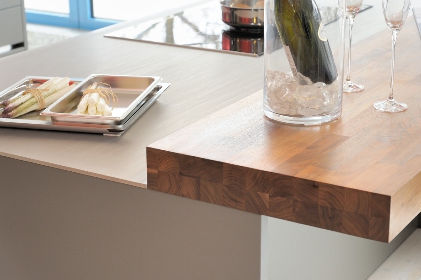 Edles Massivholz, stabgeleimt, als schicker Thekenaufsatz in der Küche Edles Massivholz, stabgeleimt, als schicker Thekenaufsatz in der Küche