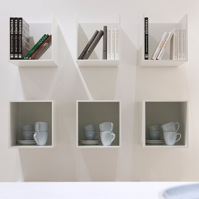 Das Würfelregal passt auch in die Küche – oben geschlossen, wenn nichts verstauben soll, oder offen für besonders große Kochbücher. Das Würfelregal passt auch in die Küche – oben geschlossen, wenn nichts verstauben soll, oder offen für besonders große Kochbücher.