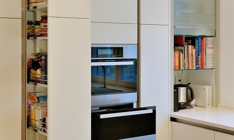 Idealer Vorratsschrank: der Apothekerschrank in der Einbauküche Idealer Vorratsschrank: der Apothekerschrank in der Einbauküche