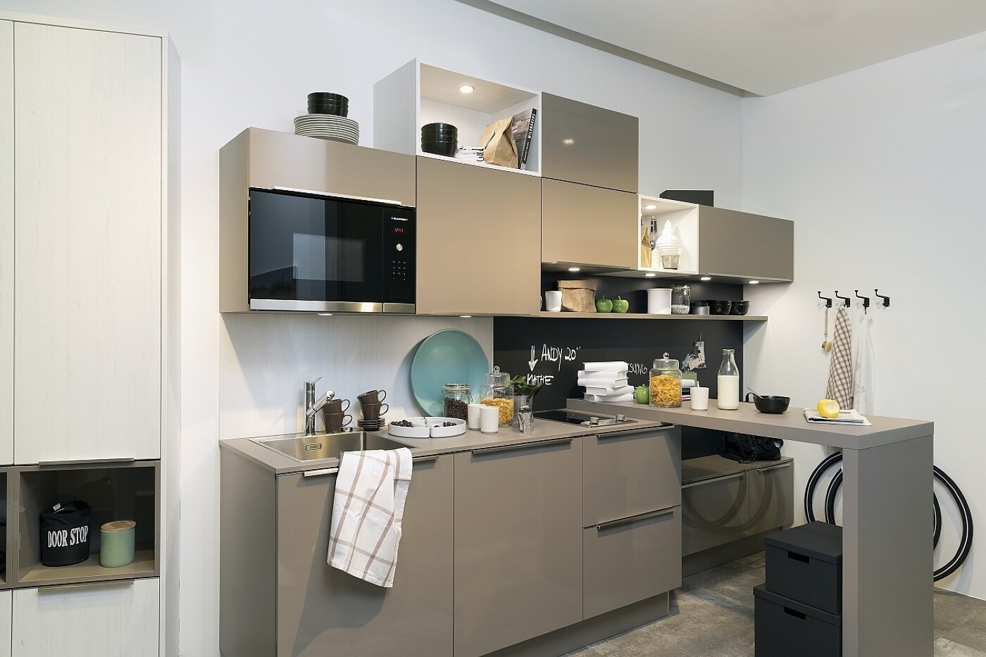 Wohnliche Küchenzeile mit vielen Funktionen für die kleine Küche Wohnliche Küchenzeile mit vielen Funktionen für die kleine Küche