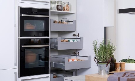 Küchenschrank mit Auszügen und Regalfläche Küchenschrank mit Auszügen und Regalfläche