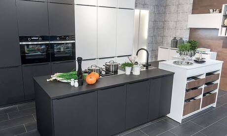 Matt lackiert wirken Küchenmöbel wohnlicher. Matt lackiert wirken Küchenmöbel wohnlicher.