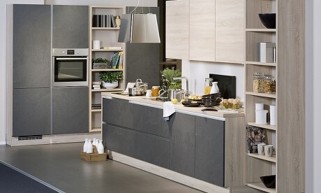 Schiefer lässt sich gut mit Holzfronten kombinieren. Schiefer lässt sich gut mit Holzfronten kombinieren.