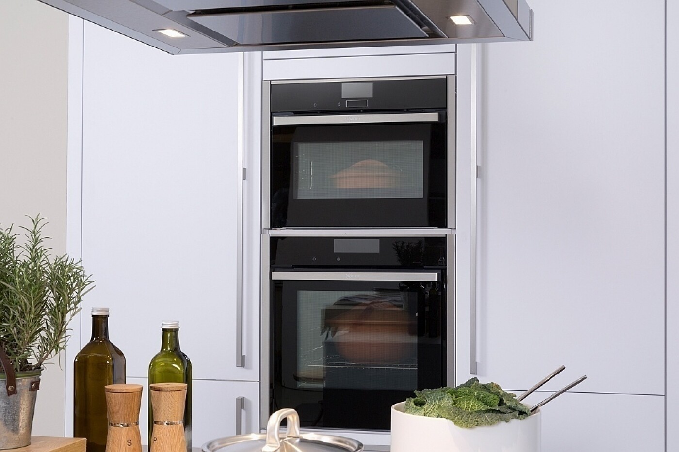 Die Alternative zum Range Cooker: Backofen und Mikrowelle übereinander Die Alternative zum Range Cooker: Backofen und Mikrowelle übereinander