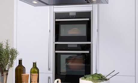 Die Alternative zum Range Cooker: Backofen und Mikrowelle übereinander Die Alternative zum Range Cooker: Backofen und Mikrowelle übereinander