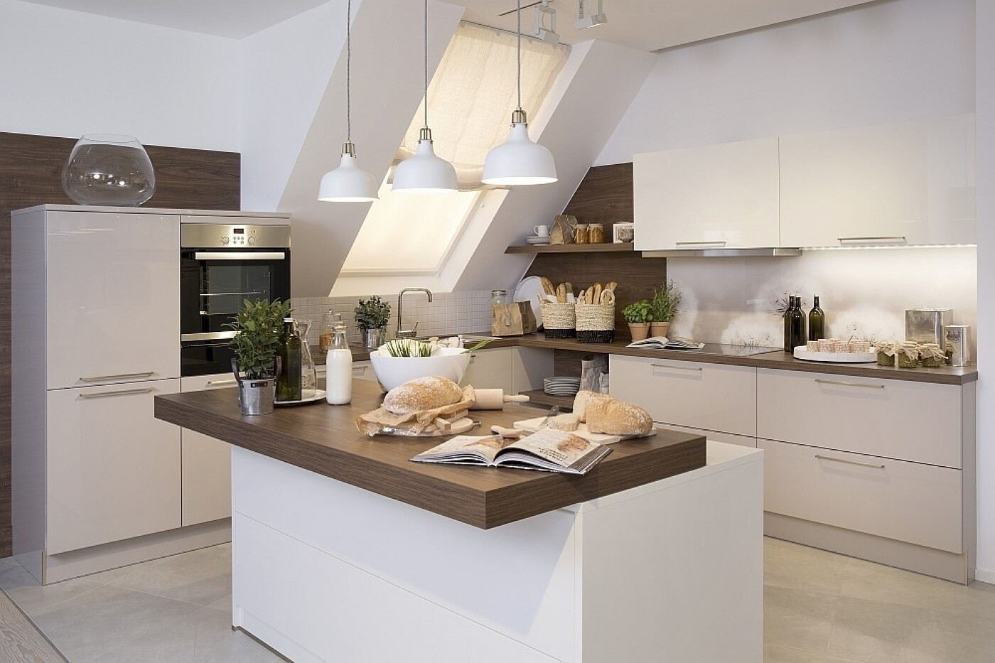 Lösung unter der Dachschräge: L-Küche plus Arbeitsinsel Lösung unter der Dachschräge: L-Küche plus Arbeitsinsel