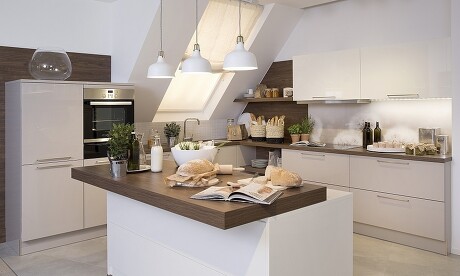 Lösung unter der Dachschräge: L-Küche plus Arbeitsinsel Lösung unter der Dachschräge: L-Küche plus Arbeitsinsel